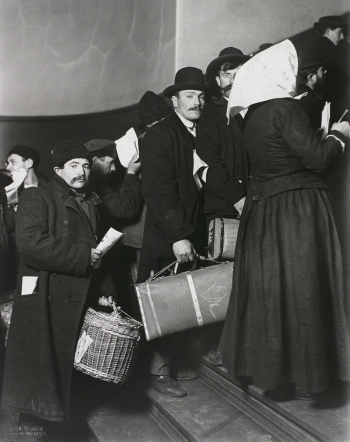 Lewis W. Hine, Climbing into America, Ellis Island, 1908